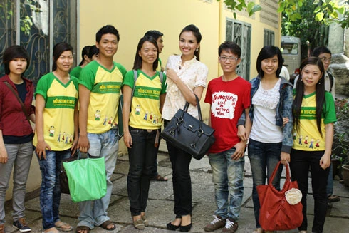 Diễm Hương và các bạn tới thăm các em nhỏ mồ côi tại chùa Kỳ Quang II