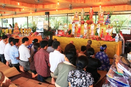 Hầu hết các thân nhân có người nhà bị nạn trong vụ chìm tàu Dìn Ký đêm 20-5 có mặt tại buổi cầu siêu này