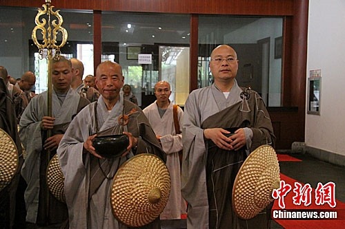 Trung Quốc: Phật giáo Hàng Châu ôm bát khất thực năm 2011 ảnh 10