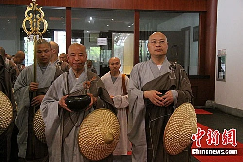 Trung Quốc: Phật giáo Hàng Châu ôm bát khất thực năm 2011 ảnh 10