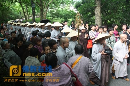 Trung Quốc: Phật giáo Hàng Châu ôm bát khất thực năm 2011 ảnh 15
