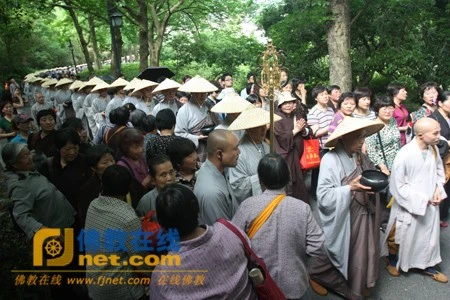 Trung Quốc: Phật giáo Hàng Châu ôm bát khất thực năm 2011 ảnh 15