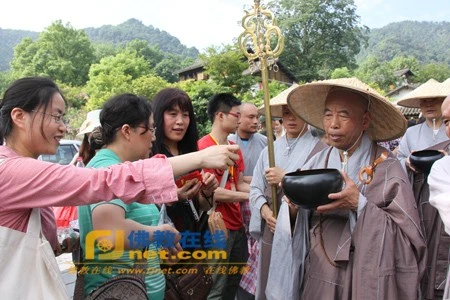 Trung Quốc: Phật giáo Hàng Châu ôm bát khất thực năm 2011 ảnh 19
