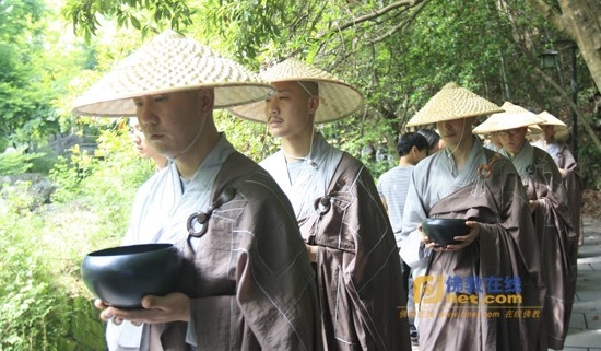 Trung Quốc: Phật giáo Hàng Châu ôm bát khất thực năm 2011 ảnh 22