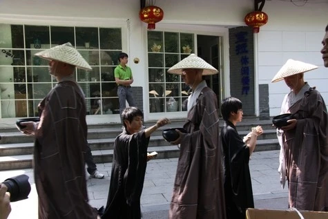 Trung Quốc: Phật giáo Hàng Châu ôm bát khất thực năm 2011 ảnh 27