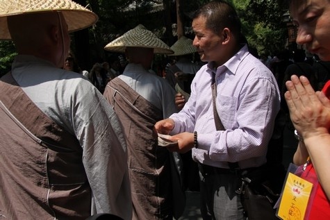 Trung Quốc: Phật giáo Hàng Châu ôm bát khất thực năm 2011 ảnh 28