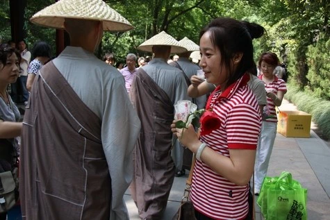 Trung Quốc: Phật giáo Hàng Châu ôm bát khất thực năm 2011 ảnh 29