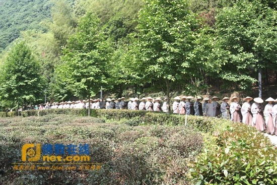 Trung Quốc: Phật giáo Hàng Châu ôm bát khất thực năm 2011 ảnh 30