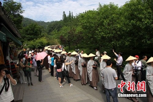 Trung Quốc: Phật giáo Hàng Châu ôm bát khất thực năm 2011 ảnh 31