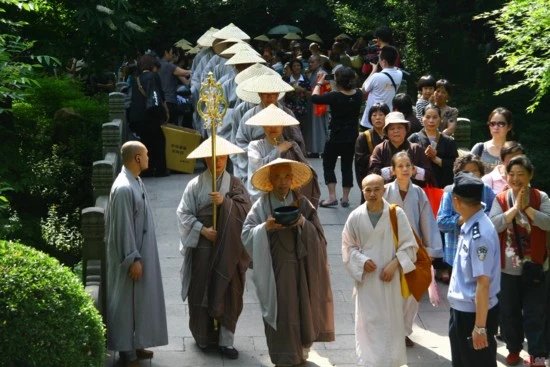 Trung Quốc: Phật giáo Hàng Châu ôm bát khất thực năm 2011 ảnh 32