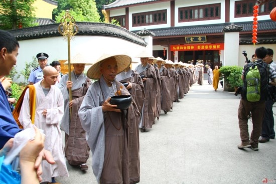 Trung Quốc: Phật giáo Hàng Châu ôm bát khất thực năm 2011 ảnh 34