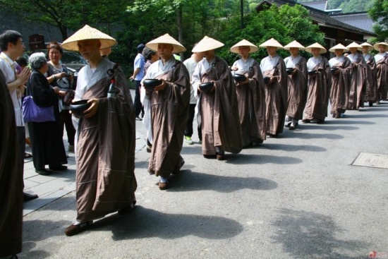 Trung Quốc: Phật giáo Hàng Châu ôm bát khất thực năm 2011 ảnh 35