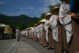 Trung Quốc: Phật giáo Hàng Châu ôm bát khất thực năm 2011 ảnh 36