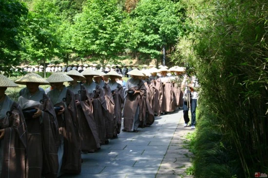 Trung Quốc: Phật giáo Hàng Châu ôm bát khất thực năm 2011 ảnh 39