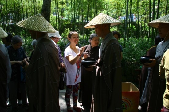 Trung Quốc: Phật giáo Hàng Châu ôm bát khất thực năm 2011 ảnh 41