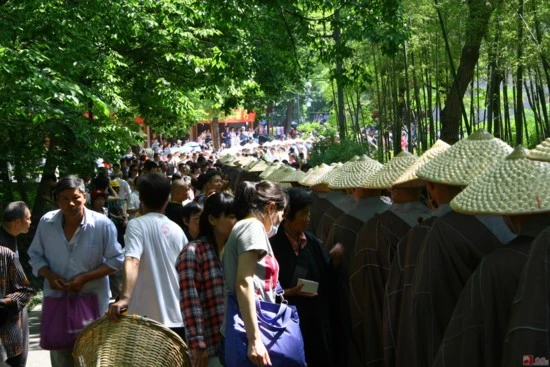 Trung Quốc: Phật giáo Hàng Châu ôm bát khất thực năm 2011 ảnh 42