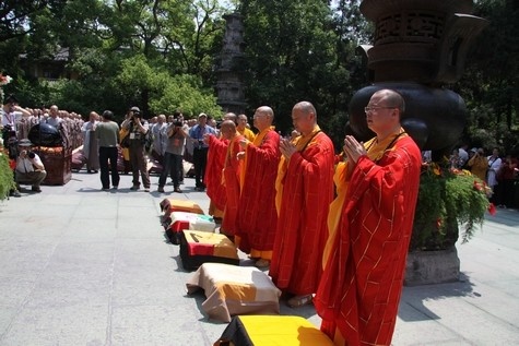 Trung Quốc: Phật giáo Hàng Châu ôm bát khất thực năm 2011 ảnh 54