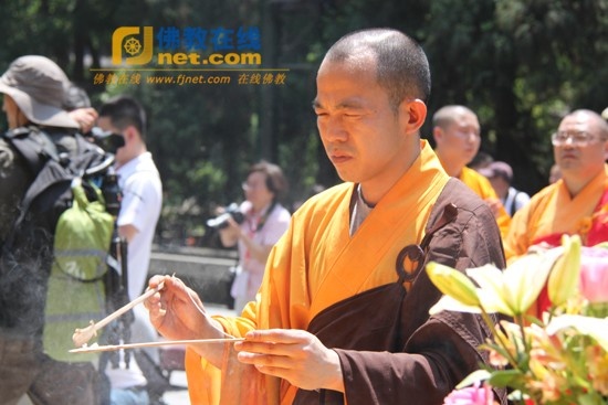 Trung Quốc: Phật giáo Hàng Châu ôm bát khất thực năm 2011 ảnh 56