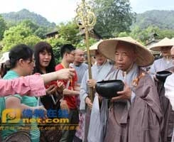 Trung Quốc: Phật giáo Hàng Châu ôm bát khất thực năm 2011 ảnh 59