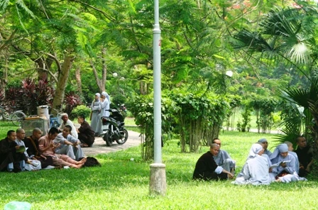 Hình ảnh các Tăng Ni trẻ đi thi tốt nghiệp THPT ảnh 1