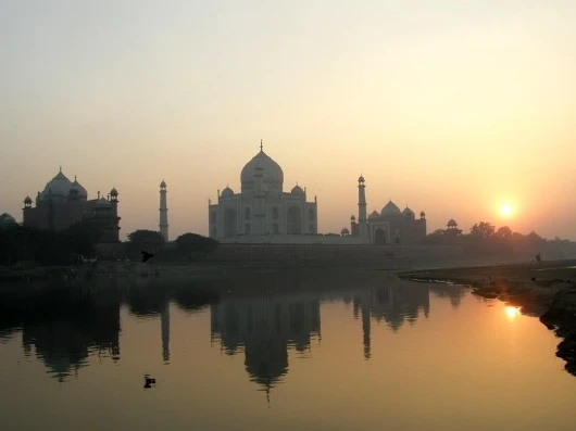 Rất nhiều hình về Taj Mahal nhưng tôi rất thích tấm hình hoàng hôn mờ sương bên sông này