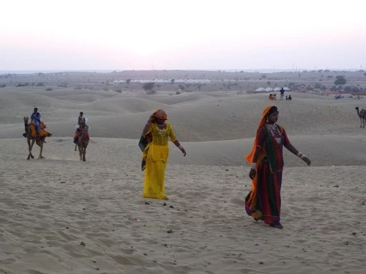 Hoàng hôn ở sa mạc Thar, với những cô gái digan, những chú lạc đà và những chiếc chuông leng keng ngân xa trong chiều