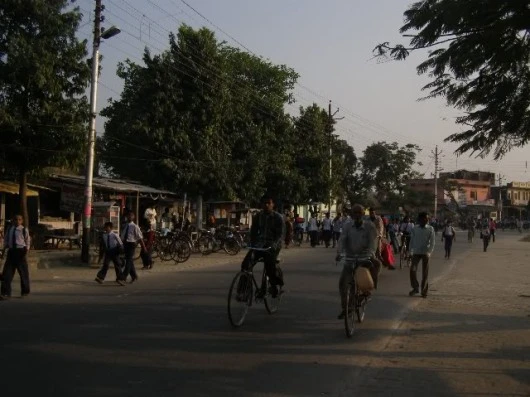 Cảnh tượng trên đường cũng giống làng quê Việt Nam với những người dân lam lũ trên những chiếc xe đạp…