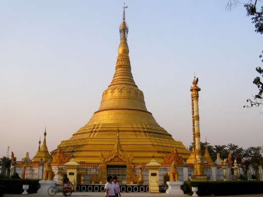 Chùa Myanmar rực rỡ trong chiều xám Chùa Myanmar rực rỡ trong chiều xám