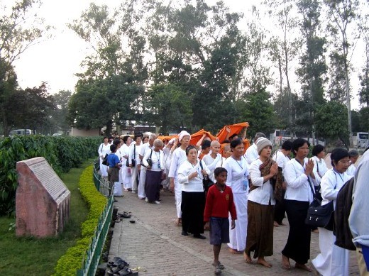 Đoàn người hành hương Sri Lanka thành kính quanh chùa Mahaparinirvana Đoàn người hành hương Sri Lanka thành kính quanh chùa Mahaparinirvana