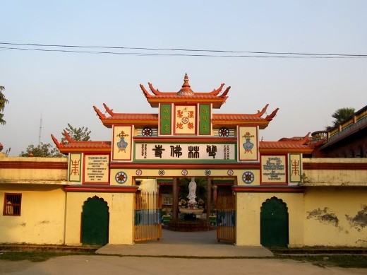 Chùa Linh Sơn nhìn từ bên ngoài - không thấy tiếng Việt Chùa Linh Sơn nhìn từ bên ngoài - không thấy tiếng Việt