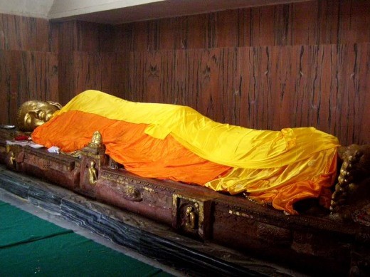 Tượng Phật từ thế kỷ V trong chánh điện chùa Mahaparinirvana. Thật hạnh phúc được ở đây trong một sáng yên tĩnh Tượng Phật từ thế kỷ V trong chánh điện chùa Mahaparinirvana. Thật hạnh phúc được ở đây trong một sáng yên tĩnh