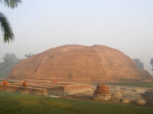 Stupa yên tĩnh trong nắng sớm - chỉ có các vị tăng sư nghiêm trang ngồi thiền và tụng niệm Stupa yên tĩnh trong nắng sớm - chỉ có các vị tăng sư nghiêm trang ngồi thiền và tụng niệm