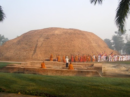 Những đoàn khách hành hương bắt đầu làm lễ quanh stupa Những đoàn khách hành hương bắt đầu làm lễ quanh stupa