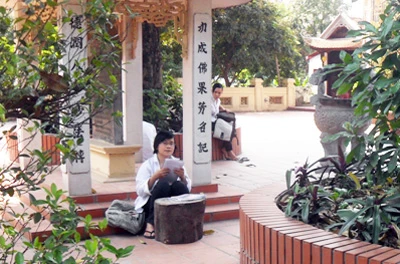 Vào chùa “dùi mài kinh sử” ảnh 1