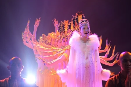 Xem Hồ Quỳnh Hương có... “nghìn mắt nghìn tay” ảnh 5