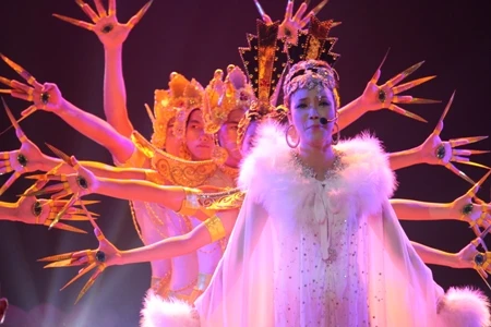 Xem Hồ Quỳnh Hương có... “nghìn mắt nghìn tay” ảnh 4