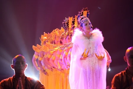 Xem Hồ Quỳnh Hương có... “nghìn mắt nghìn tay” ảnh 3