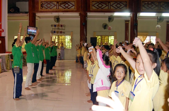 Kiên Giang: Gần 1.000 bạn trẻ đến tham dự Khóa tu mùa hè 2011 tại chùa Phật Quang ảnh 12