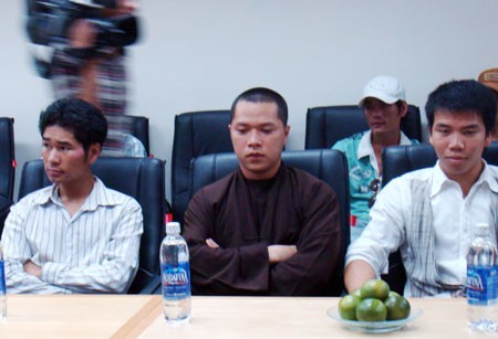 Thầy Nguyễn Tấn Bảo (giữa) khẳng định: “Ăn chay không ảnh hưởng đến việc truyền máu”. (Ảnh: Hoàng Dũng) Thầy Nguyễn Tấn Bảo (giữa) khẳng định: “Ăn chay không ảnh hưởng đến việc truyền máu”. (Ảnh: Hoàng Dũng)