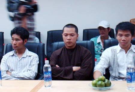 Thầy Nguyễn Tấn Bảo (giữa) khẳng định: “Ăn chay không ảnh hưởng đến việc truyền máu”. (Ảnh: Hoàng Dũng)
