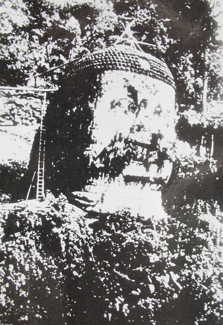 Bức ảnh Đại Phật chụp năm 1914, trước khi tiến hành trùng tu. Bức ảnh Đại Phật chụp năm 1914, trước khi tiến hành trùng tu.