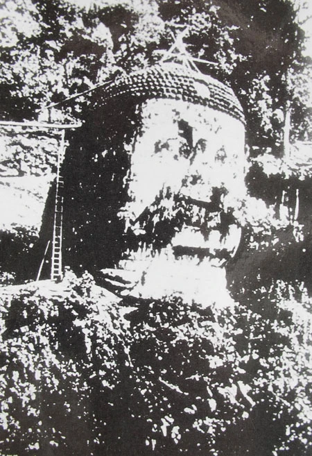 Bức ảnh Đại Phật chụp năm 1914, trước khi tiến hành trùng tu.