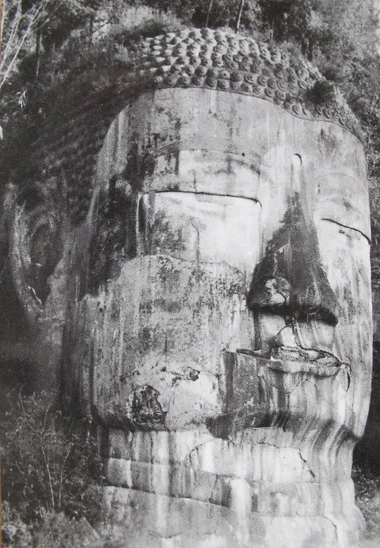 11: Bức ảnh tượng nhắm mắt, với lời chú thích Lạc Sơn Đại Phật nhắm mắt vì thế sự quá nhiều lo toan phiền muộn (chụp năm 1962) được bày bán ngay trên thuyền chở du khách tham quan.