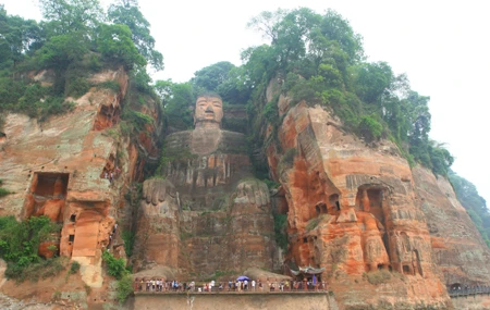 Bức tượng choán hết cả ngọn  núi khổng lồ vùng ngã ba sông.