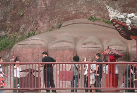 Một bàn chân của ngài, đủ để những người trưởng thành đứng... không cao bằng cái móng. Mu bàn chân của Đại Phật, từ bên này sang bên kia dài 8,5m!