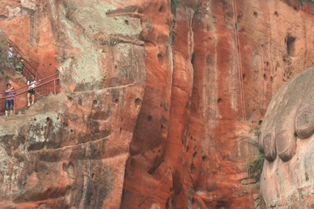 8: Đôi bạn này đã rất nỗ lực để có thể ngắm Lạc Sơn Đại Phật ở độ cao tương đương chỗ bàn tay ngài đang đặt lên đầu gối.