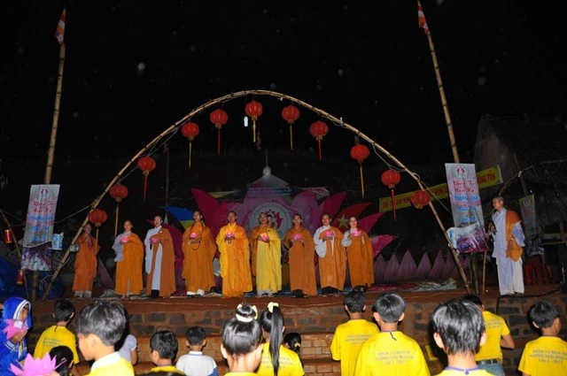 Đắc Nông: Ấm áp đêm lửa trại "Chắp cánh ước mơ" nhân khóa tu chùa Hoa Khai ảnh 2