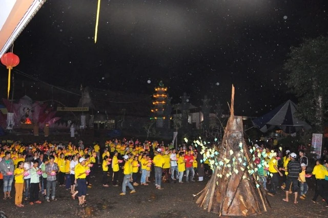 Đắc Nông: Ấm áp đêm lửa trại "Chắp cánh ước mơ" nhân khóa tu chùa Hoa Khai ảnh 3