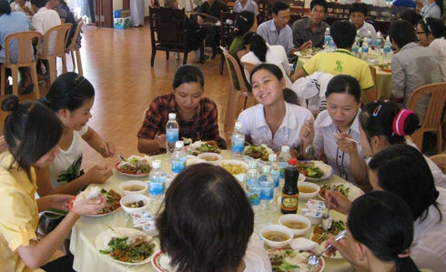 Thừa Thiên- Huế: 1.000 suất ăn chay miễn phí mùa thi 2011 ảnh 1 Comchay1.jpg