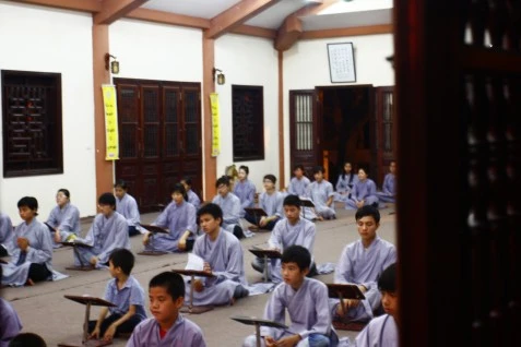 Lên chùa học đạo – một thói quen bổ ích của giới trẻ ảnh 1